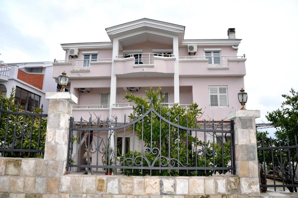 Apartments Perezaj Ülgün Dış mekan fotoğraf