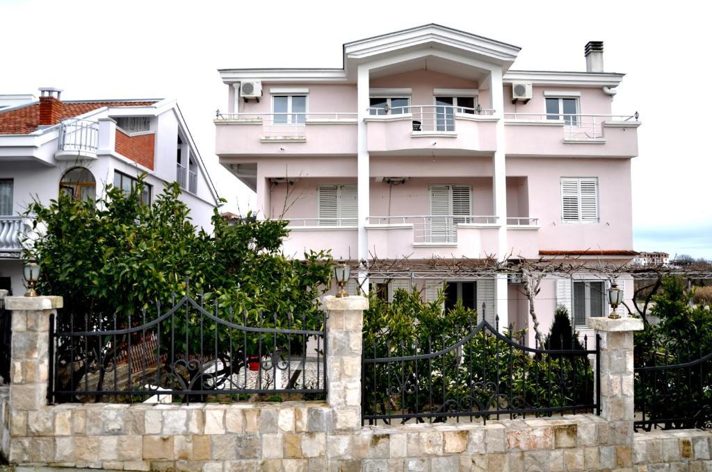 Apartments Perezaj Ülgün Dış mekan fotoğraf
